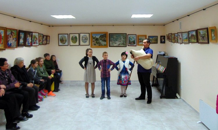 Десет майсторки на гоблени от Смолян подредиха изложба в устовското читалище