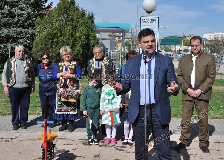Засадиха чинари на детска площадка в Димитровград