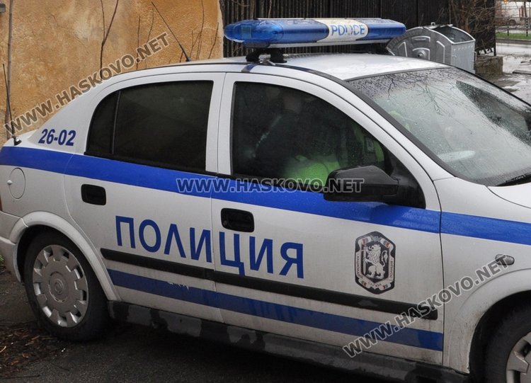 Трима дрогирани седнали зад волана, водач без книжка кара кола с незаконни номера