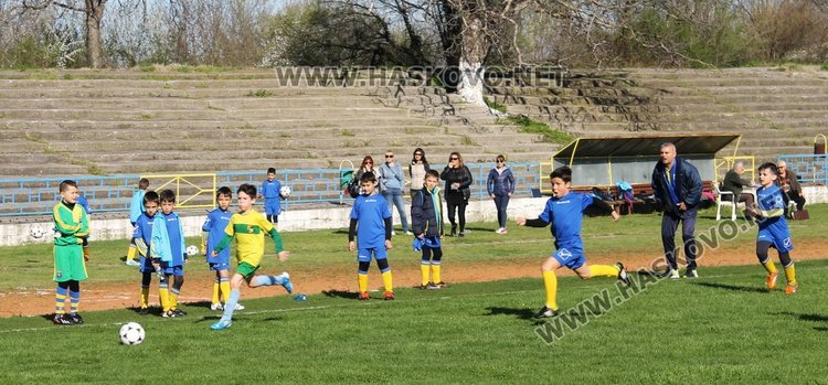 Деца играят футбол в областното първенство в Димитровград