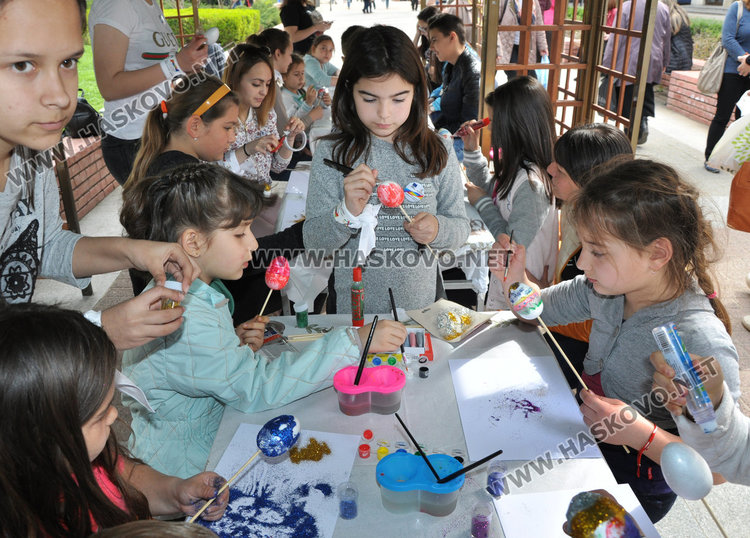 80 яйца засияха от ръцете на хасковски деца на Велики четвъртък