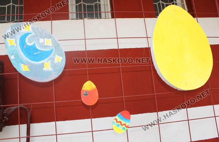 Пъстри яйца украсиха лятната читалня в Димитровгпад