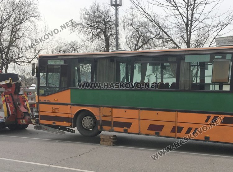 "Двойката" аварира пред театъра в Димитровград