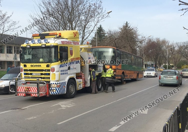"Двойката" аварира пред театъра в Димитровград