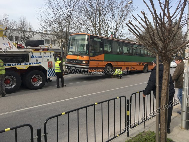 "Двойката" аварира пред театъра в Димитровград