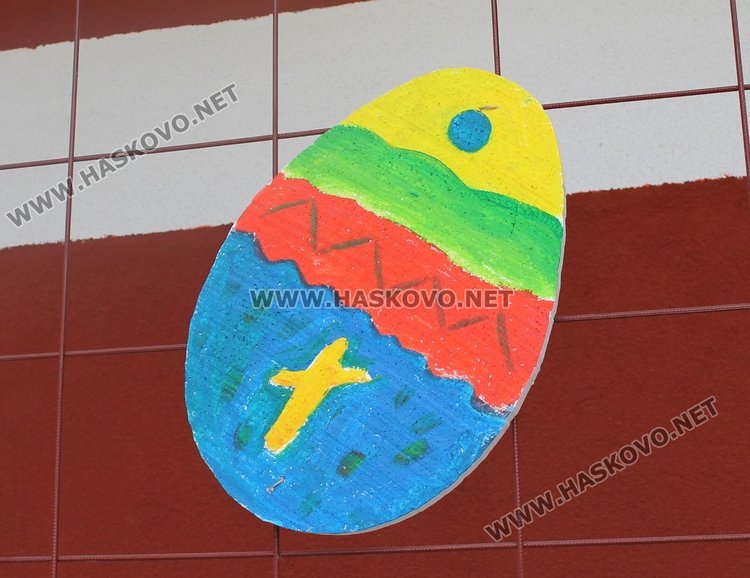 Пъстри яйца украсиха лятната читалня в Димитровгпад
