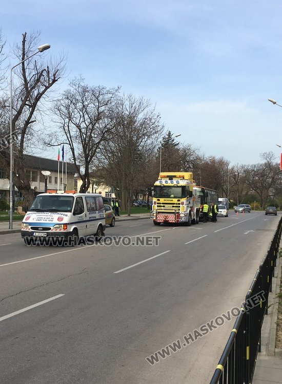 "Двойката" аварира пред театъра в Димитровград