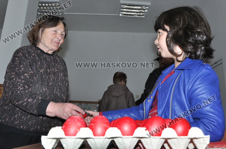 7-годишна дари инвалидите в Хасково с червени яйца за Великден