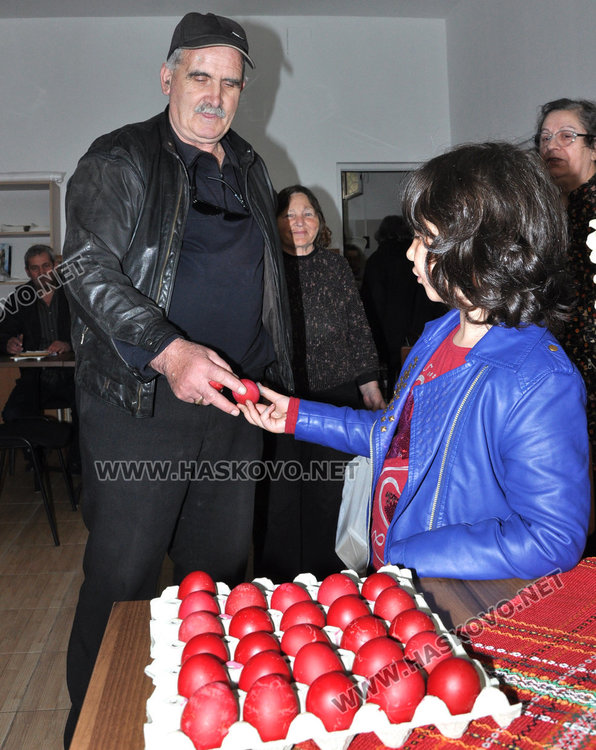 7-годишна дари инвалидите в Хасково с червени яйца за Великден