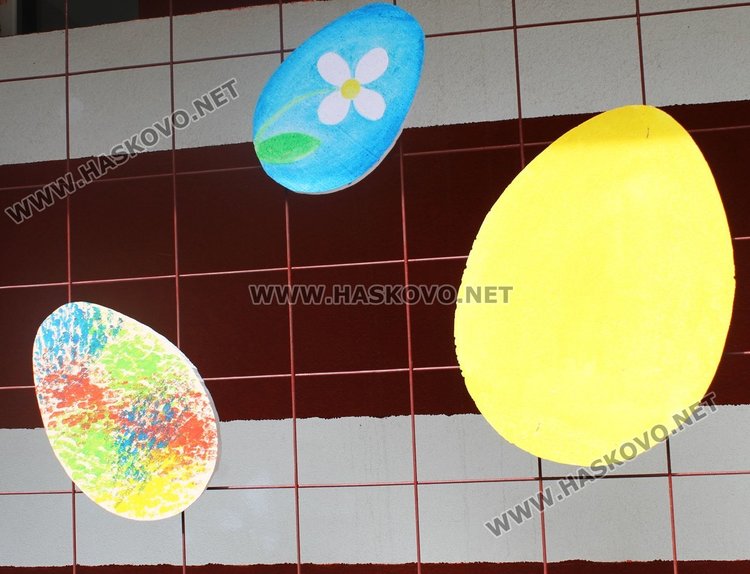 Пъстри яйца украсиха лятната читалня в Димитровгпад
