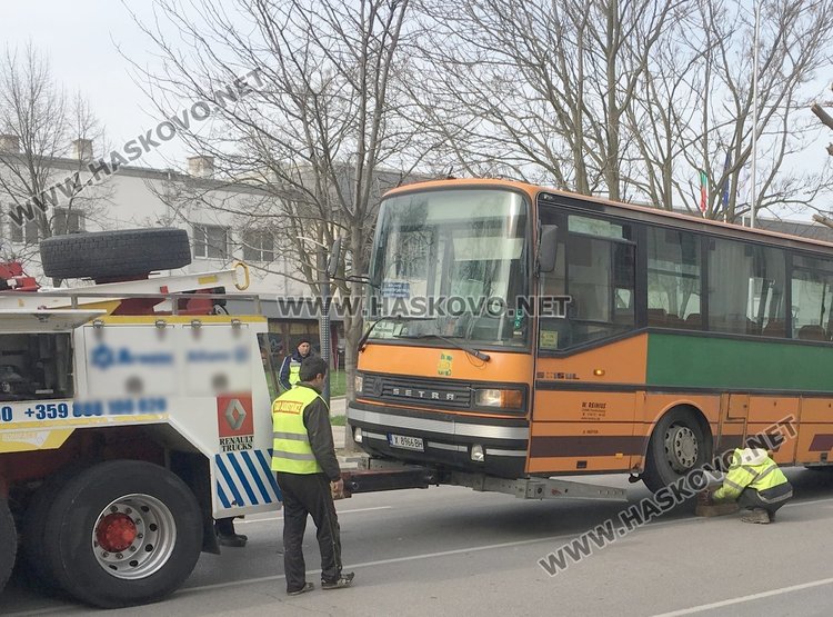 "Двойката" аварира пред театъра в Димитровград