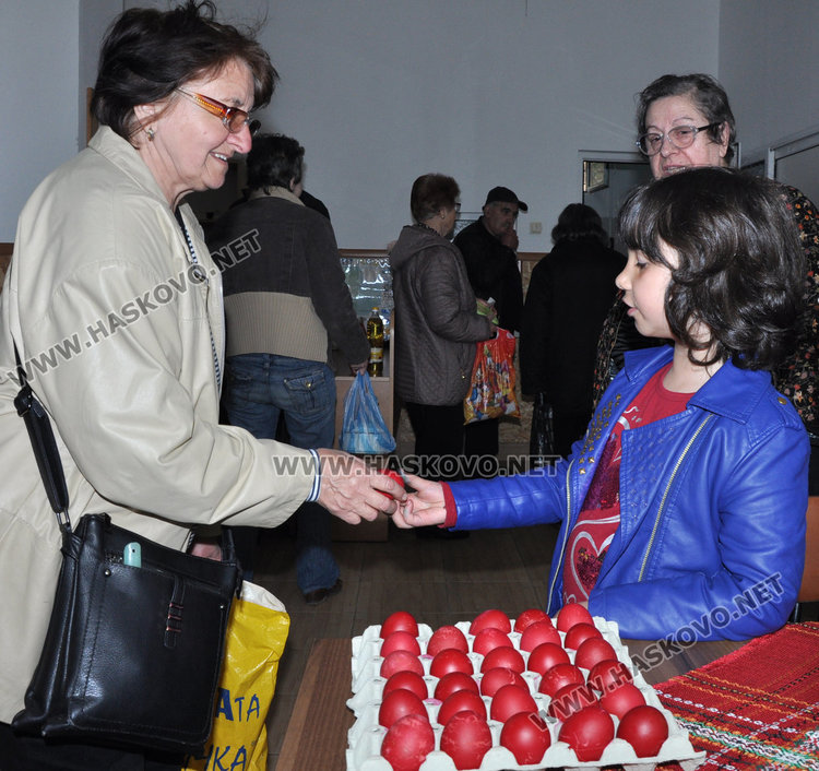 7-годишна дари инвалидите в Хасково с червени яйца за Великден