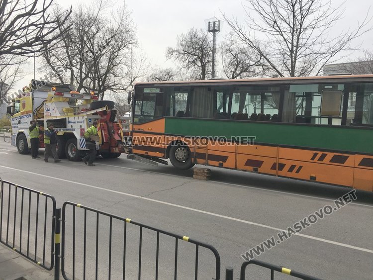 "Двойката" аварира пред театъра в Димитровград