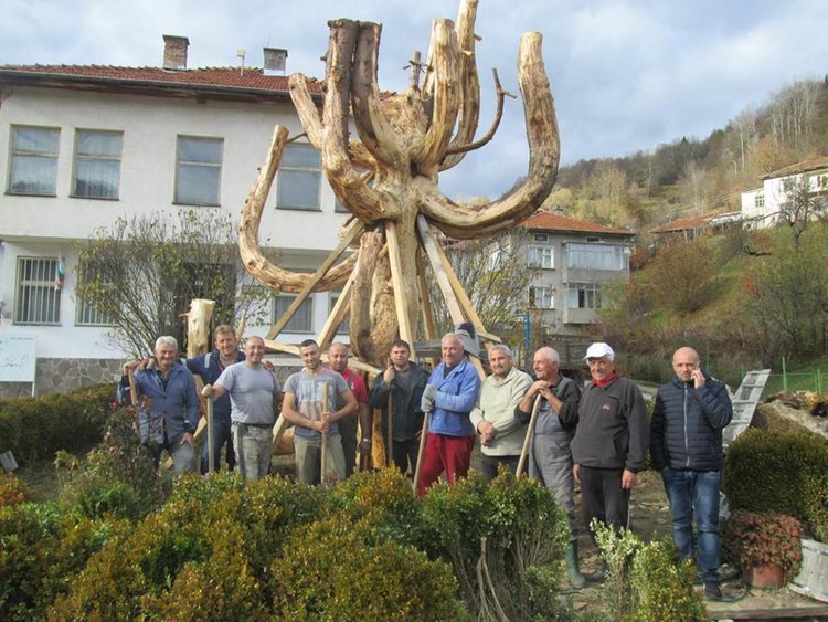 Нова дървена инсталация с шестметрова лъжица е монтирана в центъра на Могилица