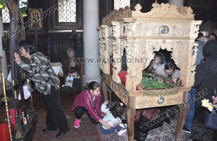 Миряни изпълниха храмовете на Разпети петък, стотици минаха под плащеницата