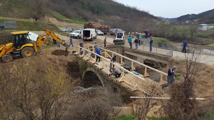Кмет и служители подновиха легендарен мост край Неделино