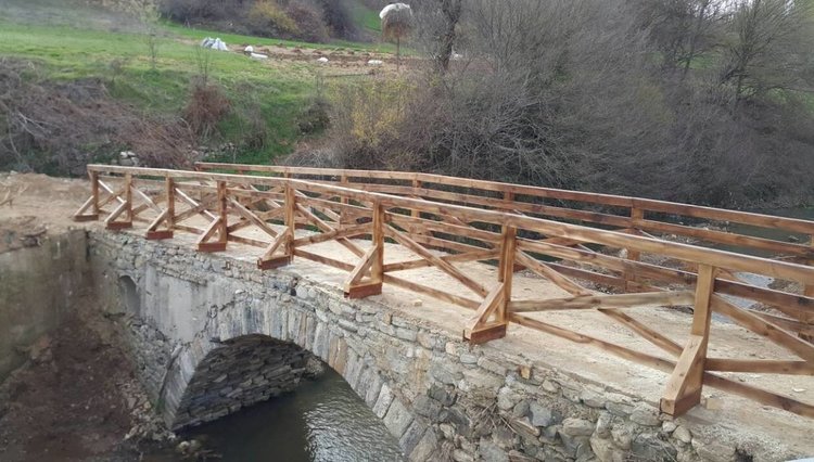 Кмет и служители подновиха легендарен мост край Неделино