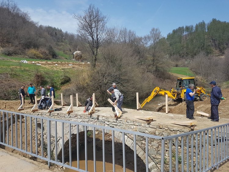 Кмет и служители подновиха легендарен мост край Неделино