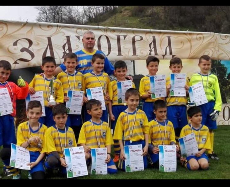 Футболистите набор 2009 с треньор Трендафил Данев