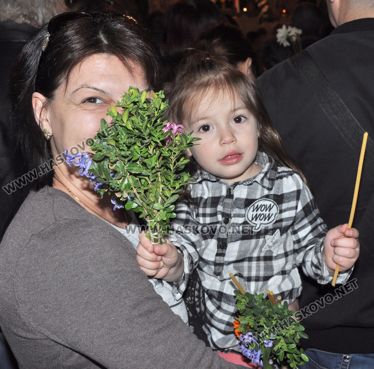 Миряни изпълниха храмовете на Разпети петък, стотици минаха под плащеницата