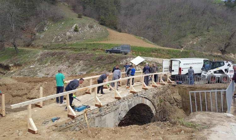 Кмет и служители подновиха легендарен мост край Неделино