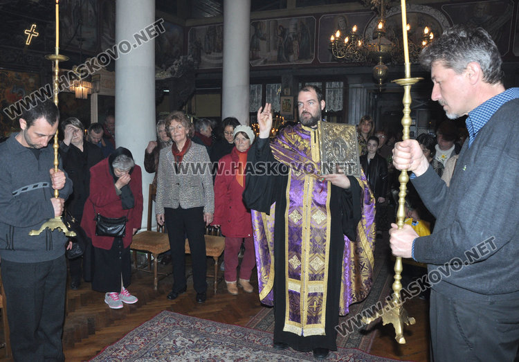 Миряни изпълниха храмовете на Разпети петък, стотици минаха под плащеницата
