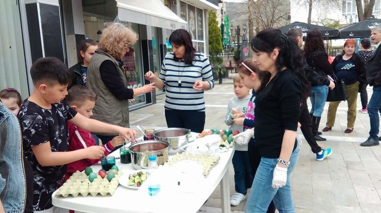 Багрене на яйца на Велики Четвъртък в Момчилград, инициативата на ГЕРБ