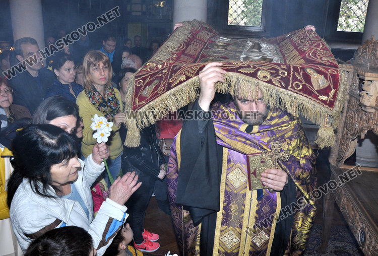 Миряни изпълниха храмовете на Разпети петък, стотици минаха под плащеницата