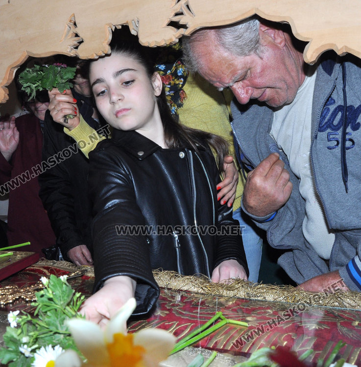 Миряни изпълниха храмовете на Разпети петък, стотици минаха под плащеницата