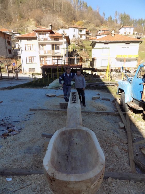 Нова дървена инсталация с шестметрова лъжица е монтирана в центъра на Могилица