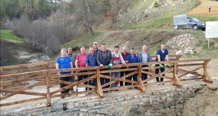 Кмет и служители подновиха легендарен мост край Неделино