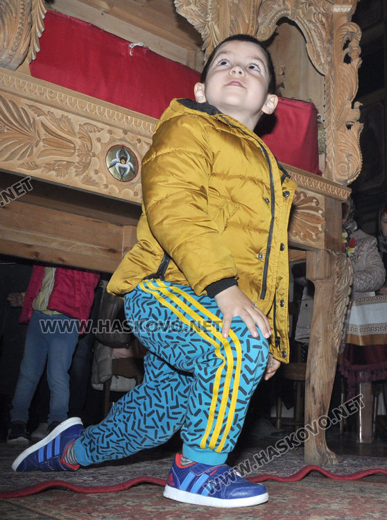 Миряни изпълниха храмовете на Разпети петък, стотици минаха под плащеницата