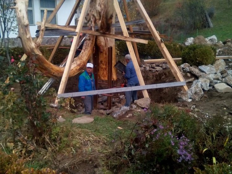 Нова дървена инсталация с шестметрова лъжица е монтирана в центъра на Могилица