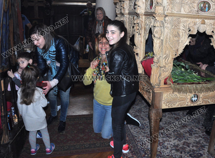 Миряни изпълниха храмовете на Разпети петък, стотици минаха под плащеницата