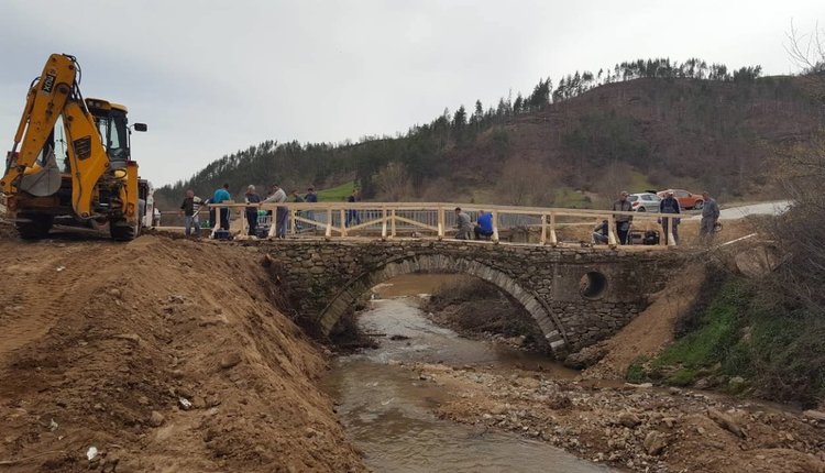Кмет и служители подновиха легендарен мост край Неделино