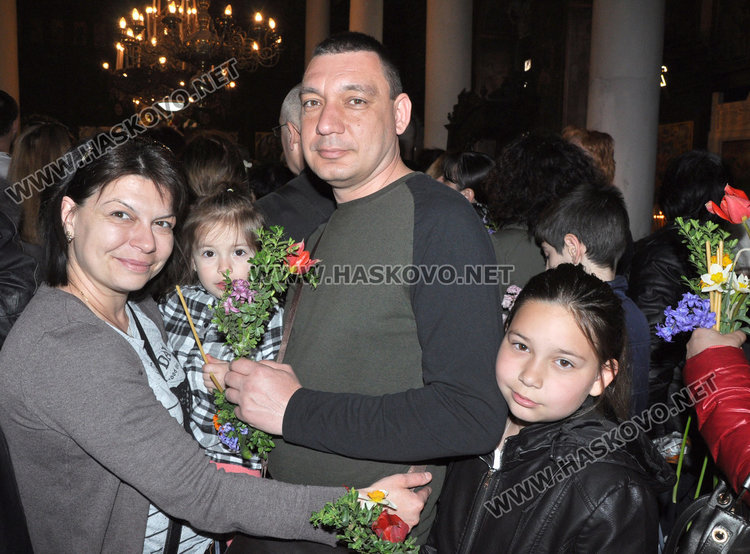 Миряни изпълниха храмовете на Разпети петък, стотици минаха под плащеницата