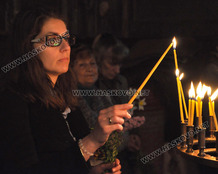 Миряни изпълниха храмовете на Разпети петък, стотици минаха под плащеницата