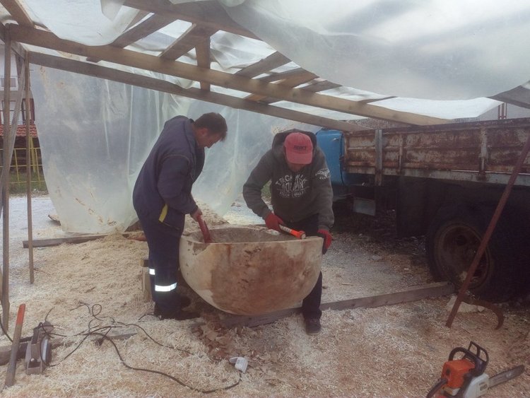 Нова дървена инсталация с шестметрова лъжица е монтирана в центъра на Могилица