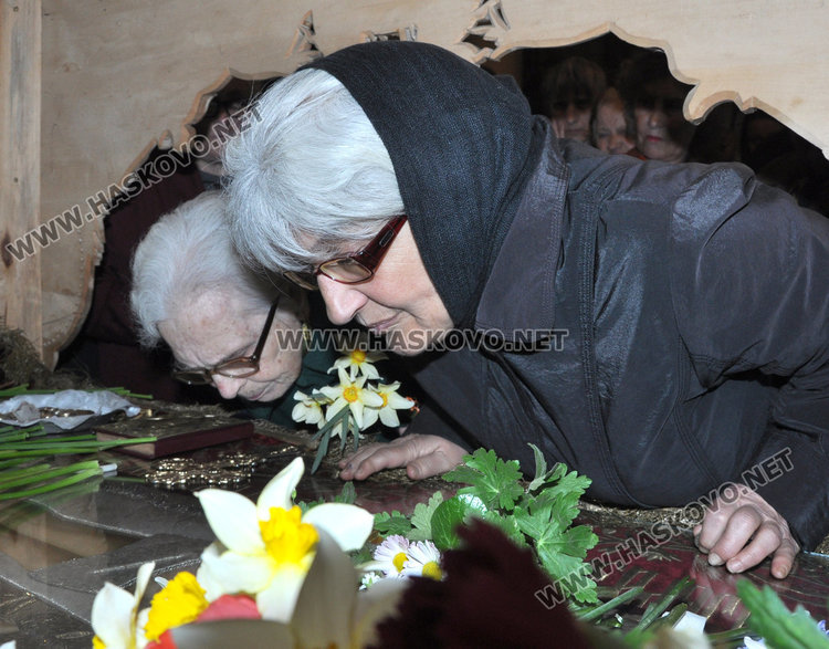 Миряни изпълниха храмовете на Разпети петък, стотици минаха под плащеницата