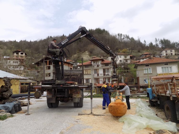 Нова дървена инсталация с шестметрова лъжица е монтирана в центъра на Могилица