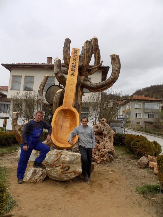 Нова дървена инсталация с шестметрова лъжица е монтирана в центъра на Могилица