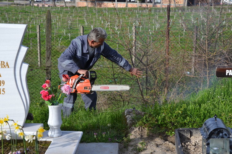 Община Момчилград почисти християнския гробищен парк преди Великден