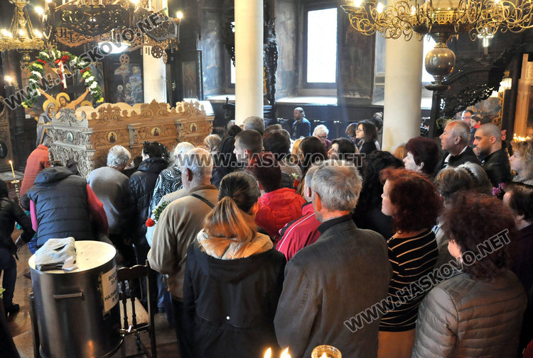 Миряни изпълниха храмовете на Разпети петък, стотици минаха под плащеницата