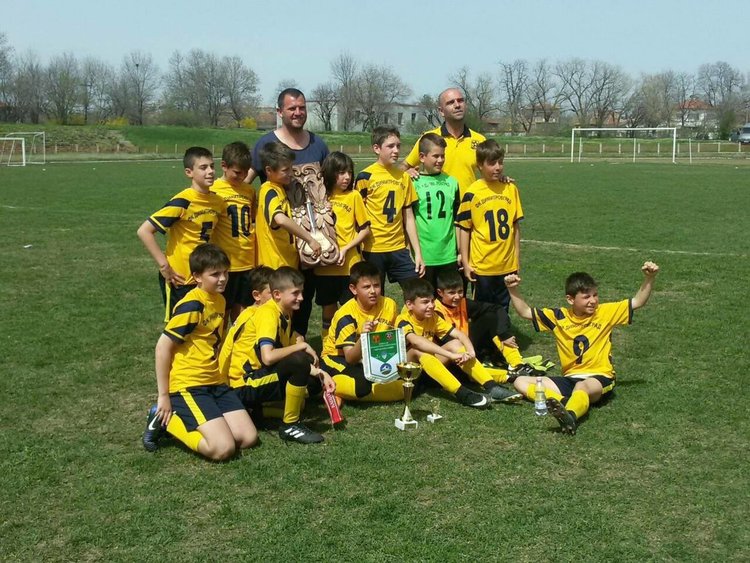 Футболистите набор 2006 с треньор Диян динев