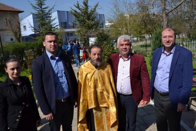 Великденско хоро се изви в Момчилград