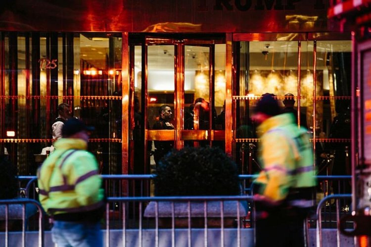 Мъж загина при пожар в Тръмп тауър, огнеборци пострадаха 