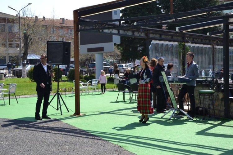 Великденско хоро се изви в Момчилград