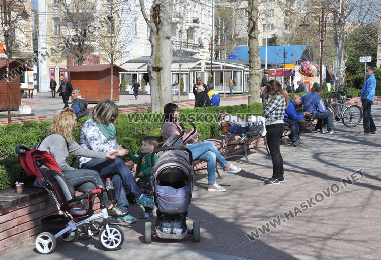Хасковлии излязоха по парковете на 22 градуса, затоплянето продължава и утре