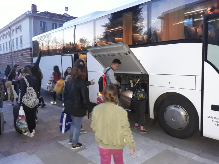     Французойки от Езиковата покориха Айфеловата кула, упражниха езика на Волтер