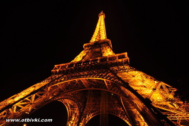     Французойки от Езиковата покориха Айфеловата кула, упражниха езика на Волтер